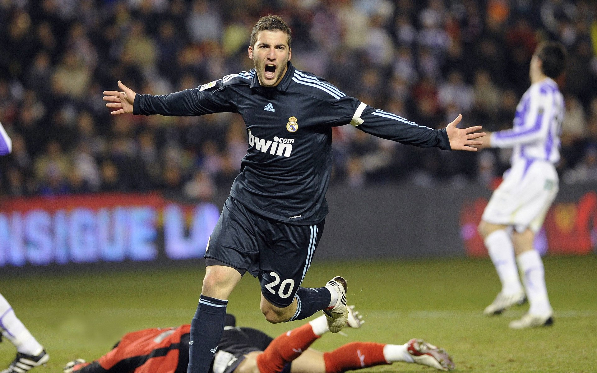 战术大师如何指导混乱球队，英超危机关头