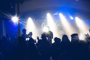 -C罗与粉丝互动现场热情高涨，c罗与队友